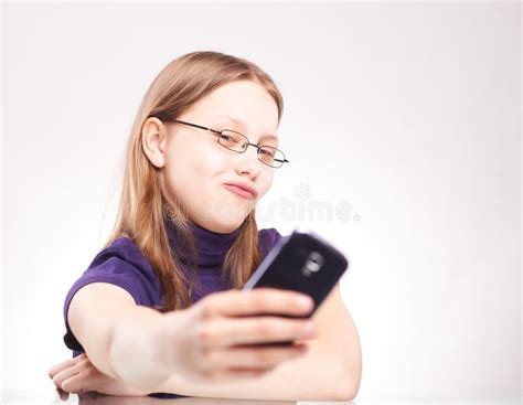 Ritratto Di Una Ragazza Teenager Sveglia Con Il Telefono Che Prende