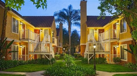 Easy access to anaheim resort transit shuttle these hotels are along the route for the anaheim resort transit (art) shuttle, which takes you to a stop near the main gate of disneyland and california. 5 Hottest Family Hotels in Anaheim (near Disneyland) [2020 ...