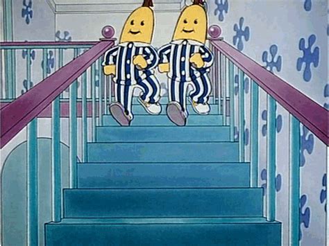 C'est une soirée pyjama qui va se finir par ; Bananas In Pajamas GIFs - Find & Share on GIPHY