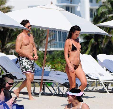 Ryan Seacrest S Girlfriend Aubrey Paige Shows Off Curves In Tiny Bikini