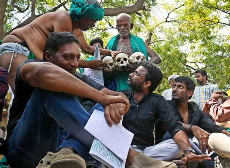 Hapless Farmers From Tamil Nadu Hold Bizarre Protest In New Delhi To Get Relief From Centre