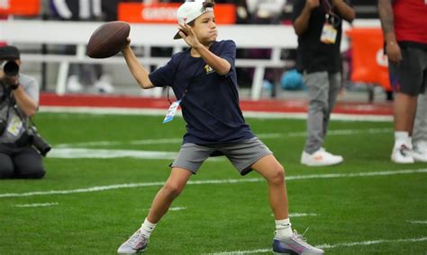 Nfl Youth Football League Bans Peyton Mannings Sons Tush Push Play