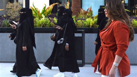 Des Saoudiennes Se Rebellent Contre Le Port De Labaya Lexpress