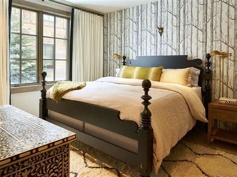 Designer wallpaper with modern wallpaper designs. Bedroom with Cole & Son Woods Wallpaper (Elements of Style ...