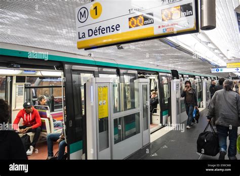 Paris Metro Undergroundla Defense Station Train Platformmetro 1