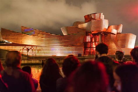 Projeções Na Fachada Do Guggenheim De Bilbao Contam A História Dos 20