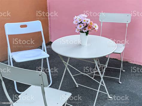 거리 카페 의 테이블에 꽃 테이블이 있는 빈 야외 카페 의자 명에 대한 스톡 사진 및 기타 이미지 명 가구 거리