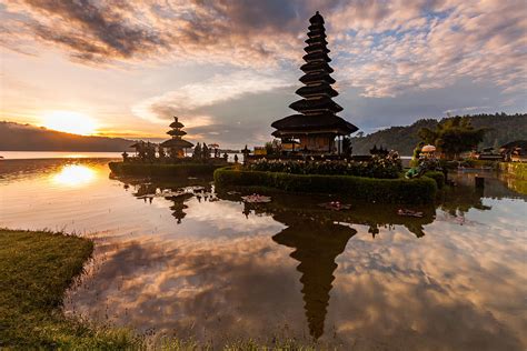 Pura ulun danu temple is one of the most beautiful temples in bali. Pura Ulun Danu Bratan, Hindu Temple On Bratan Lake, Bali ...