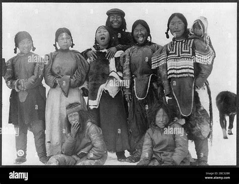 Group Of 9 Eskimos Stock Photo Alamy