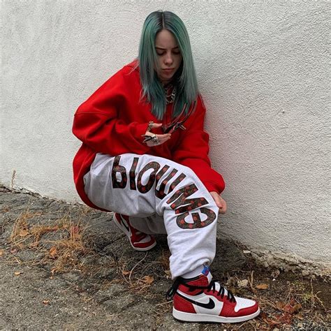 Billie eilish logo ls tee black | culture kings nz. 'When I was older', la canción de Billie Eilish inspirada ...