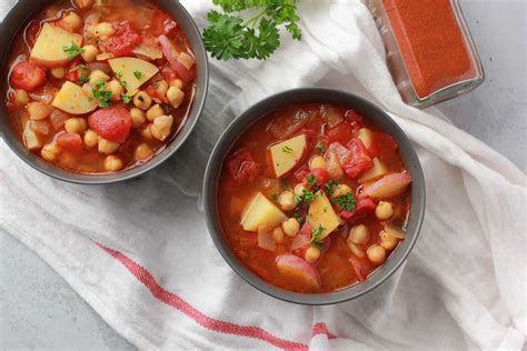 Want to know what to do with chickpeas? Moroccan Chickpea Soup - I Heart Vegetables