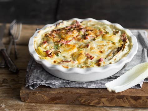 Um die garzeit zu verringern, kann man die kartoffeln, sowie den kohlrabi und lauch auch 5 minuten lang in kochendem salzwasser vorkochen. Chicorée-Auflauf mit Kartoffeln und Schinken | Rezept ...
