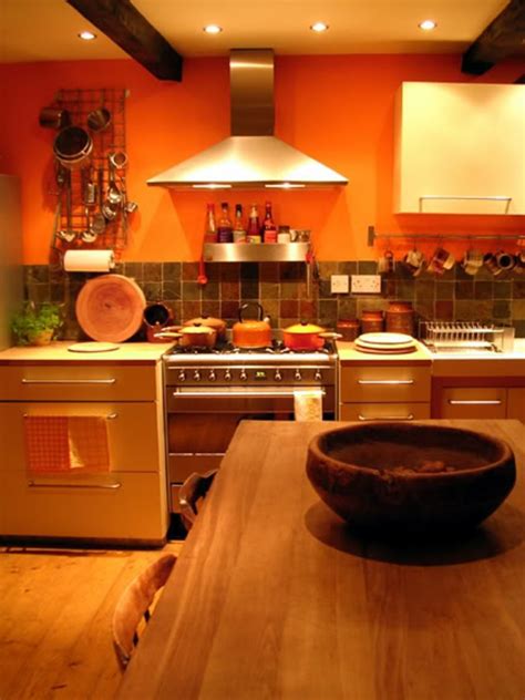 Is there such a thing as a magic wand? Coole Küchen Wandfarbe: Gelb, Orange und Rot!