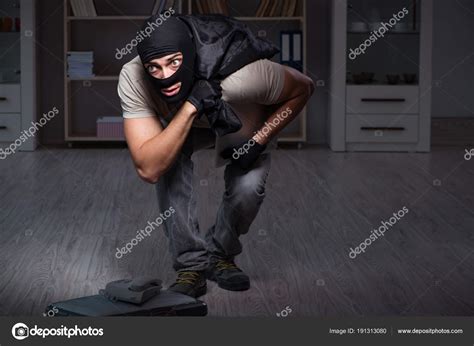 Грабитель в маске балаклавы на месте преступления стоковая фотография © Elnur Cкачать
