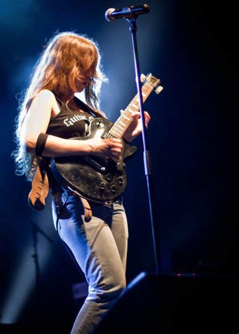 Pin By Rene Anselmi On Girls Guitar Female Guitarist Guitarist Concert
