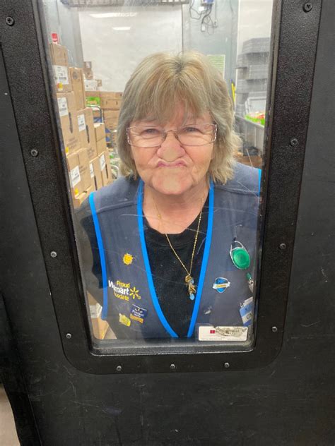 Omg Walmart Employee Takes Ridiculous Photos At Work And Shes Going Viral Omgblog