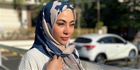 Gaya Hijab Liza Aditya Penyanyi Seksi Yang Kini Hijrah Photo Dream Co Id