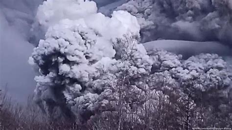 Russian Volcano Spews Masses Of Ash Across Kamchatka Dw 04112023