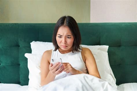 Photo De La Chambre Dune Femme Asiatique Allongée Dans Son Lit Qui A L