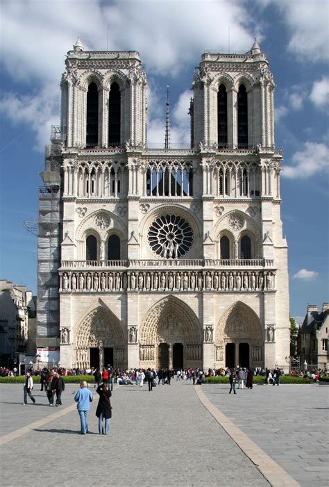 Cet emplacement est un haut lieu de dévotion depuis le moyen age. Notre-Dame de Paris - Wikipedia