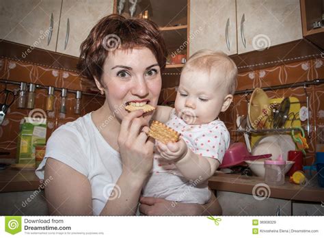 Madre E Hija Que Comen Las Galletas Imagen De Archivo Imagen De