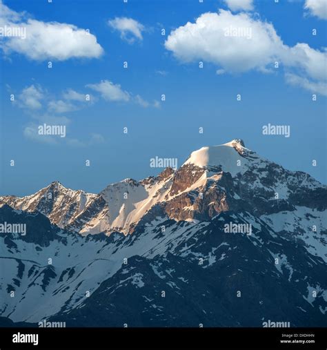 Himalayas Hiking Blue Sky Hi Res Stock Photography And Images Alamy