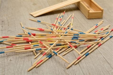 El mikado o juego de los palillos chinos es un juego de destreza que se basa en la habilidad de controlar el movimiento de la mano. Juegos para aprender las tablas de multiplicar ...