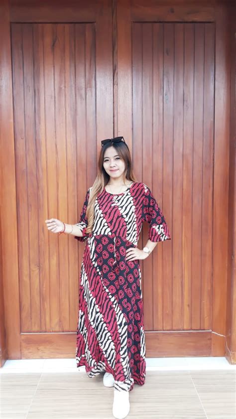 Di era modern ini salah satu kain yang bagus untuk long dress adalah batik. Baju Longdress Batik Maura Lengan 3/4 | THEBATIK.CO.ID
