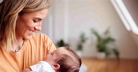 5 Posisi Menggendong Bayi Yang Aman Dan Benar