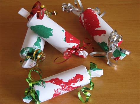 This box also contains a music sheet including christmas and everyday tunes. Do It Yourself Christmas Crackers : Diy Christmas Craft Easy Giant Crackers For Gift Wrapping ...