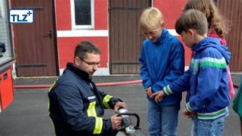 Schkölener Grundschüler besuchen Feuerwehr Land und Leute