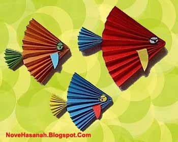 Karena dengan origami berbentuk burung dapat membuat hati terasa tenang dan tarik benang lali ikat bagian bawah burung agar tidak jatuh. Contoh Prakarya Anak : Ikan Kertas