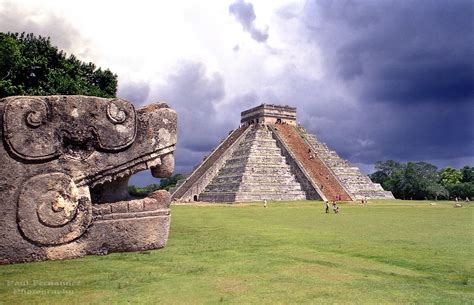 Mayan Pyramid And Guard At Chichen Itza Mexico Chichen Itza World