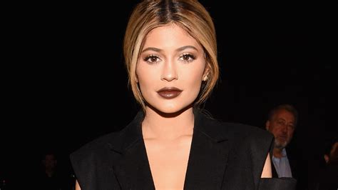 Kylie Jenner Dons Conservative But Ridiculous Look While Pregnant