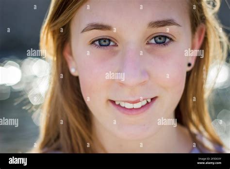 Belle Jeune Fille Aux Yeux Bleus Banque De Photographies Et Dimages à