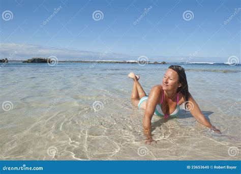 donna matura sexy alla spiaggia tropicale fotografia stock immagine di bellezza oceano 23653640