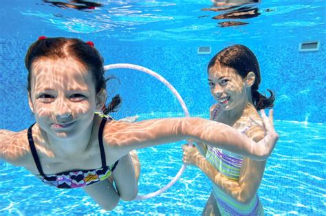 De Gelukkige Kinderen Zwemmen In Pool Onderwater Meisjes Het Zwemmen
