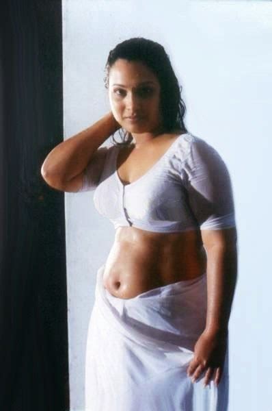Masala Actress Maria Hot Navel Show Photos Saree Below