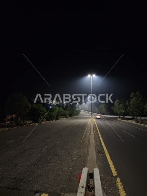 صورة لطريق طويل في مدينة الطائف بالمملكة العربية السعودية في وضع الليل