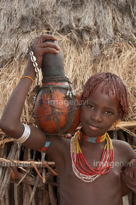 【女の子 アフリカ人 先住民族 オモ渓谷 伝統 文化 昼】の画像素材 58130351 写真素材ならイメージナビ