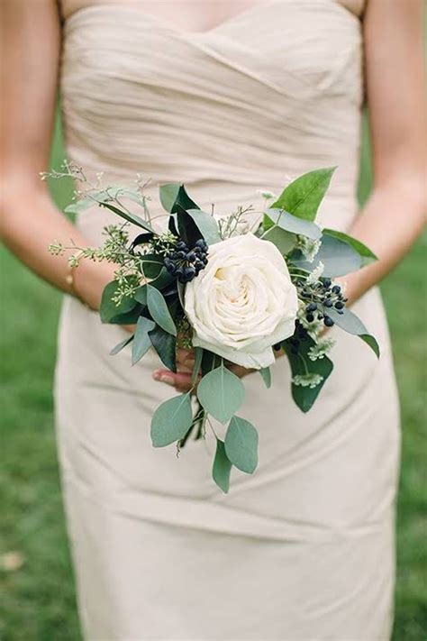 How many bouquets of flowers does a bride need? These Single Flower Bridesmaid Bouquets Are so on Trend ...