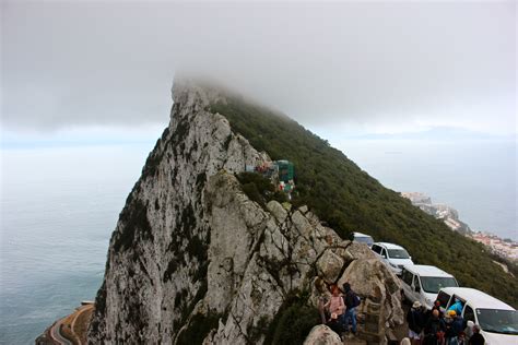 Gibraltar es un territorio británico de ultramar situado en una pequeña península del extremo sur de la península ibérica, haciendo frontera. Visiting Gibraltar: Everything You Need To Know To Plan a Perfect Day Trip - Miss Adventures Abroad