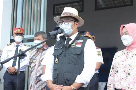 Ridwan Kamil Serahkan Surat Tugas Tri Adhianto Jadi Plt Wali Kota Bekasi