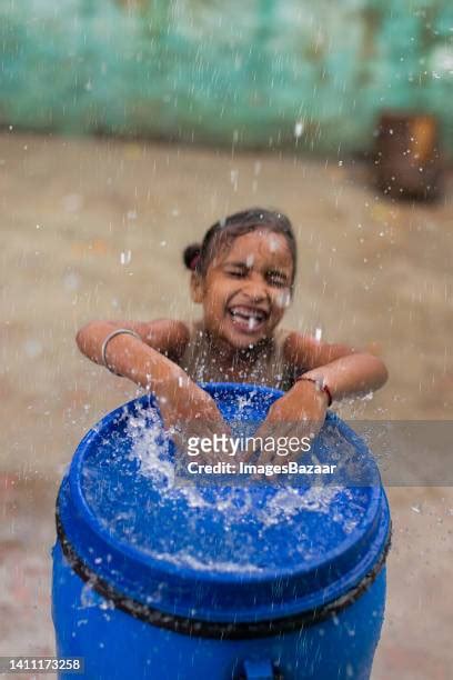 indian girls bathing photos et images de collection getty images