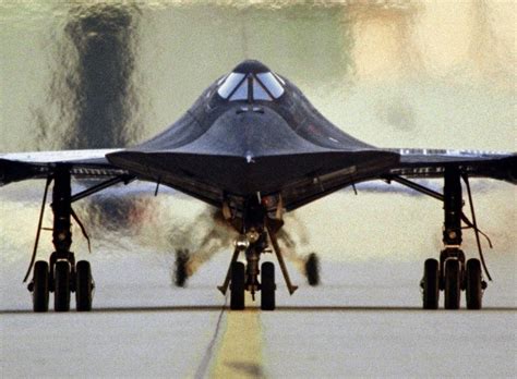 The Story Behind This Famed Sr 71 Blackbird Super Low Knife Edge Pass