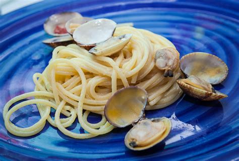 Gli spaghetti alle vongole sono un classico primo piatto della tradizione italiana, preparato con un condimento bianco a base di aglio, olio, prezzemolo e vongole veraci. Spaghetti alle vongole