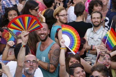 arrancan las fiestas del orgullo gay en madrid con el corazón en orlando