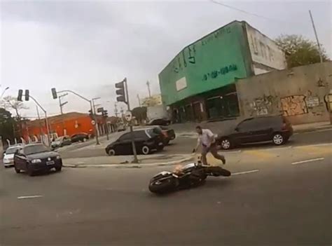 Rota Policial Vítima filma roubo e mostra PM atirando em ladrão de moto