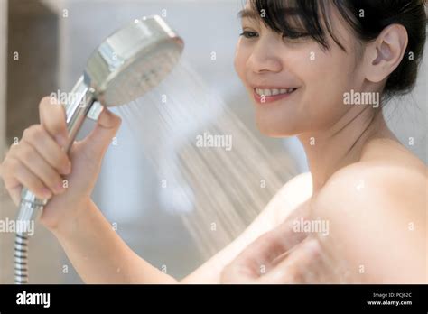 Joven Mujer Asi Tica Tomando Una Ducha En El Cuarto De Ba O Con Ducha