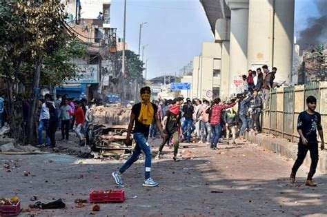 Delhi Clashes Thirteen Killed As Hindu And Muslim Groups Clash Bbc News